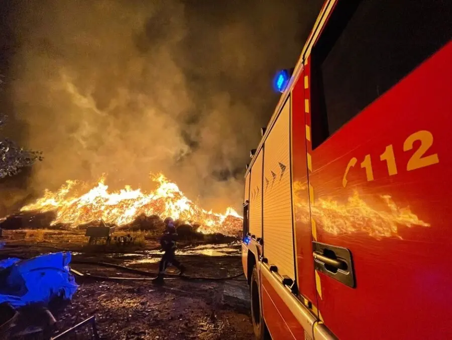 Bomberos trabajando en un incendio industrial en una f&aacute;brica de compostaje en Paracuellos del Jarama.