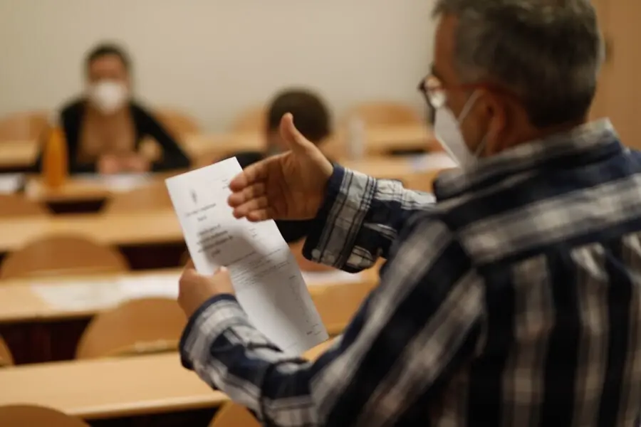 Archivo - Un profesor explica a un grupo de estudiantes las pautas del examen durante la convocatoria extraordinaria de la Evaluaci&oacute;n del Bachillerato para el Acceso a la Universidad (EBAU)