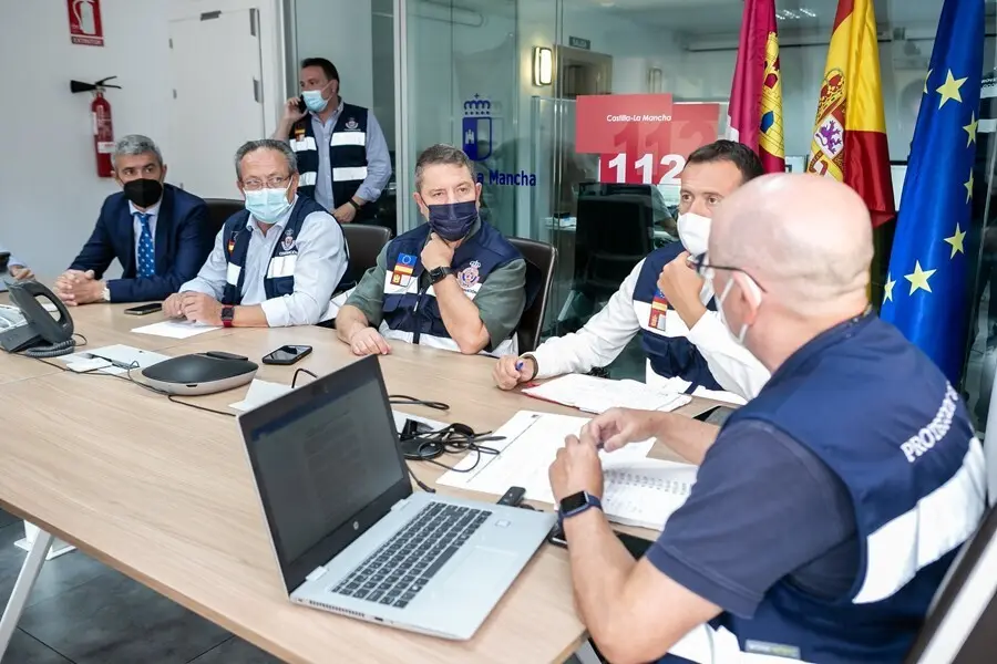 El presidente regional, Emiliano Garc&iacute;a-Page, preside la reuni&oacute;n del Meteocam ante las incidencias por la tormenta