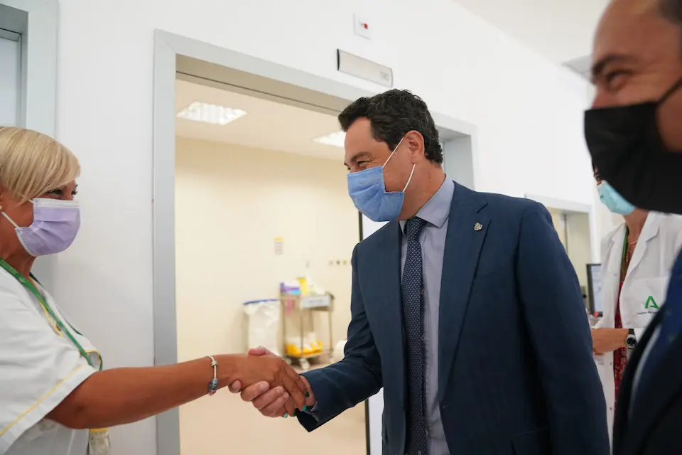 El presidente de la Junta de Andaluc&iacute;a, Juanma Moreno (c), visita el Hospital de La Janda. a 01 de septiembre 2021 en  Vejer de la Frontera (C&aacute;diz),
Junta de Andaluc&iacute;a
1/9/2021
