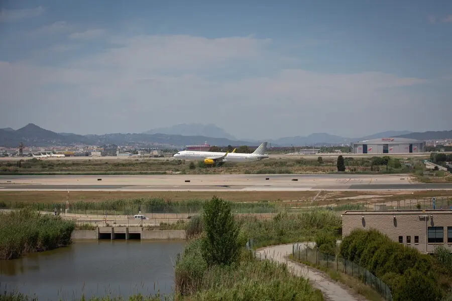 Archivo - Un avi&oacute;n en el aeropuerto de Josep Tarradellas Barcelona-El Prat, cerca del espacio protegido natural de La Ricarda, a 9 de junio de 2021, en El Prat de Llobregat, Barcelona, Catalu&ntilde;a (Espa&ntilde;a). La Ricarda es un espacio protegido de 800 metros de