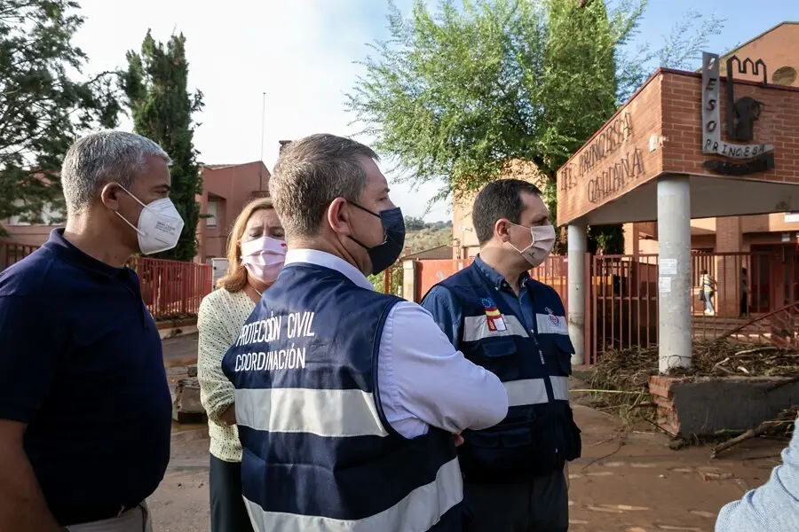 El presidente de C-LM, Emiliano Garc&iacute;a-Page, visitando el barrio de Santa B&aacute;rbara, en Toledo