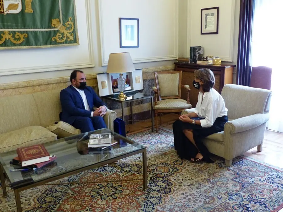 La fiscal general del Estado, Dolores Delgado, se re&uacute;ne con su ex hom&oacute;logo afgano Zabihul&aacute; Karim tras ser evacuado del pa&iacute;s por las autoridades espa&ntilde;olas