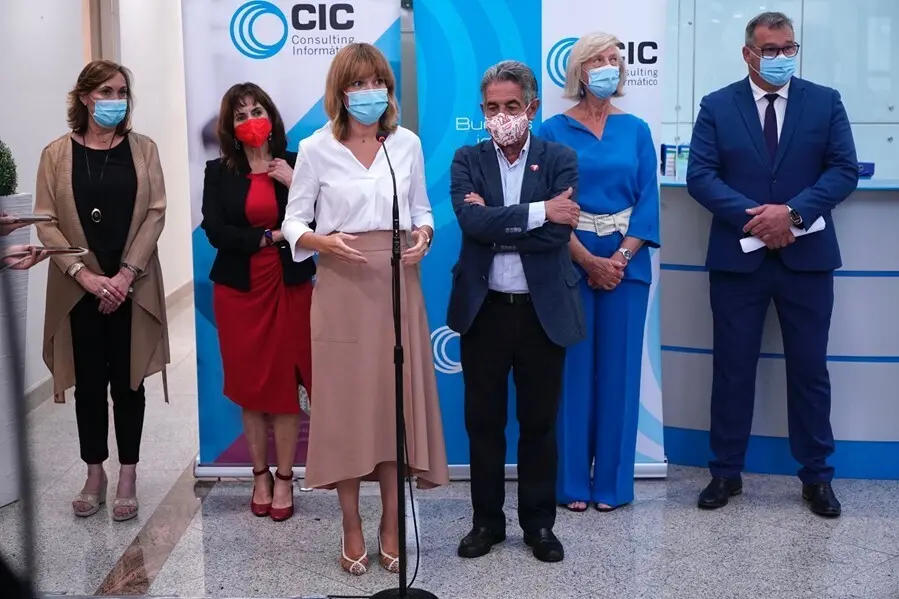 La ministra de Educaci&oacute;n y Formaci&oacute;n Profesional, Pilar Alegr&iacute;a, junto al presidente de Cantabria, Miguel &Aacute;ngel Revilla, y las consejeras de Educaci&oacute;n y FP, Marina Lomb&oacute;, y de Empleo, Ana Bel&eacute;n &Aacute;lvarez, en la empresa CIC