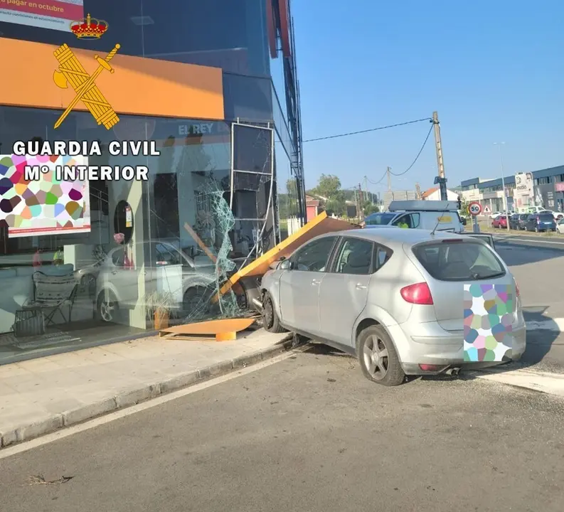 Coche empotrado en la tienda de muebles de Camargo conducido por el menor