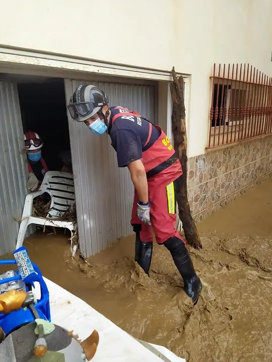 Un efectivo del CEIS durante los trabajos de achique de agua en una vivienda de &Aacute;guilas