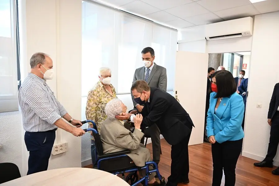 El presidente de Castilla-La Mancha, Emiliano Garc&iacute;a-Page, saludando a Araceli Hidalgo en Guadalajara