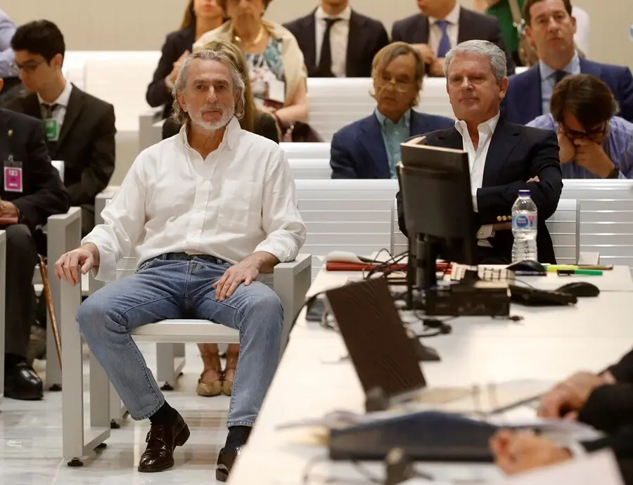 Archivo - El cabecilla de la trama G&uuml;rtel, Francisco Correa, y su n&uacute;mero dos, Pablo Crespo, en el juicio por tres contratos irregulares del Ayuntamiento de Jerez a empresas de la red para Fitur 2004