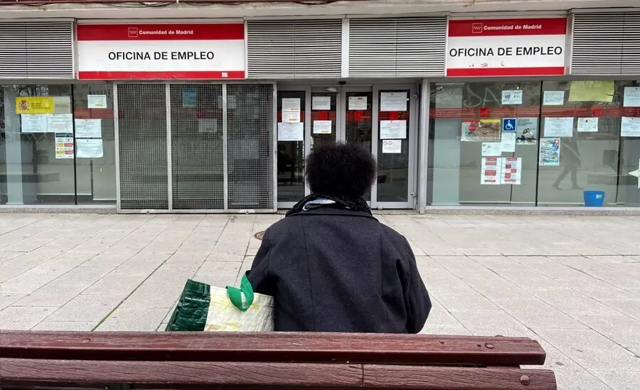 Archivo - Una persona espera en las inmediaciones de una Oficina de Empleo 