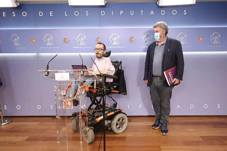 El portavoz de Unidas Podemos en el Congreso, Pablo Echenique (i), y el coordinador de Alianza Verde, Juantxo L&oacute;pez de Uralde (d), ofrecen una rueda de prensa en el Congreso de los Diputados, Madrid, (Espa&ntilde;a).