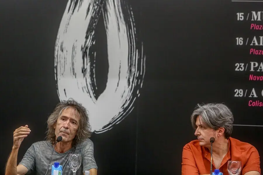 El cantante de Extremoduro, Robe Iniesta (i) junto un miembro de su banda, durante una rueda de prensa en el C&iacute;rculo de Bellas Artes