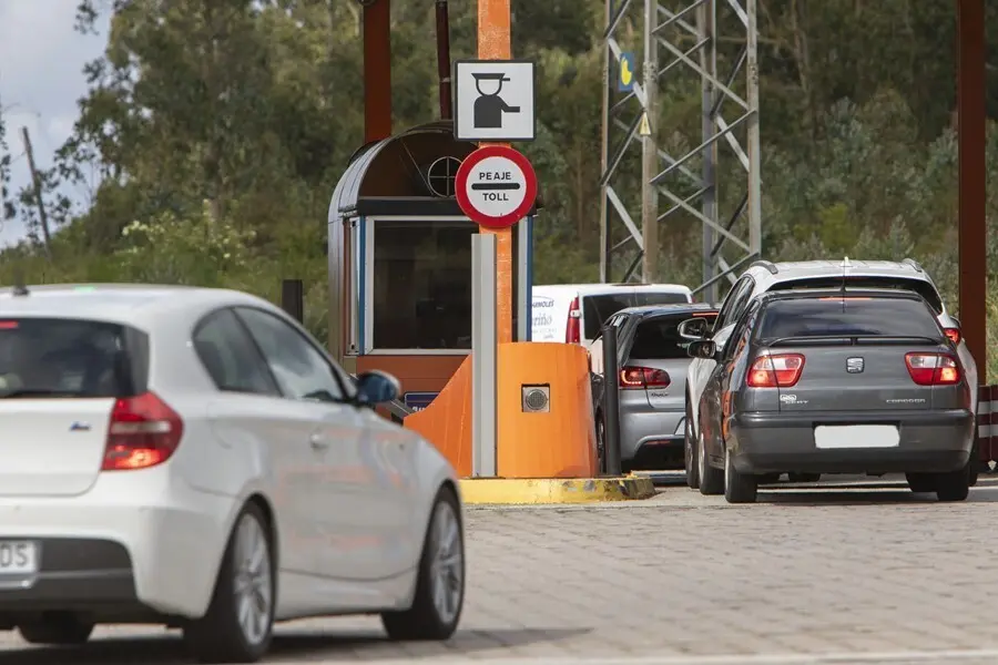 Archivo - Peaje, autopistas, coches, peaje, descuentos, autov&iacute;as, carreteras.