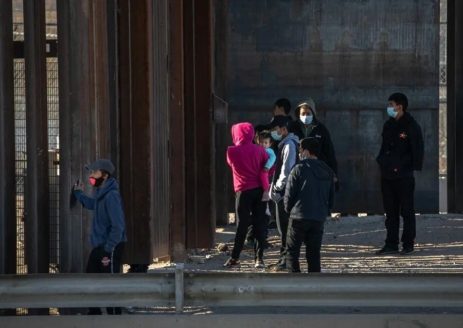 Archivo - Migrantes intentado cruzar la frontera de M&eacute;xico a Estados Unidos.