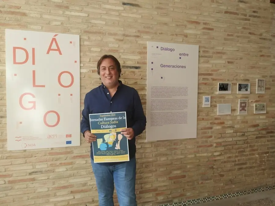 Higueras muestra el cartel de las Jornadas Europeas de la Cultura Jud&iacute;a.