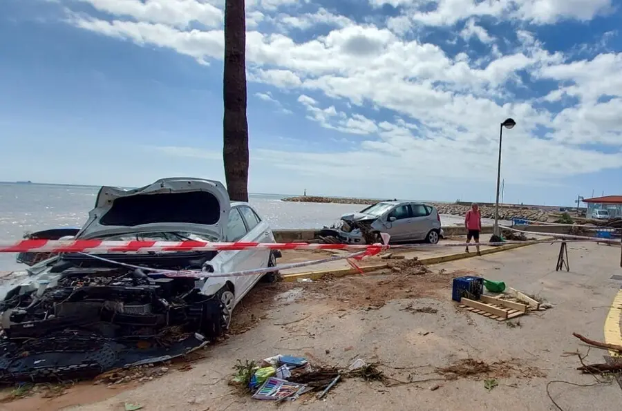 Veh&iacute;culos destrozados tras el paso de un temporal de lluvia en Alcanar, Tarragona, Catalunya, (Espa&ntilde;a)