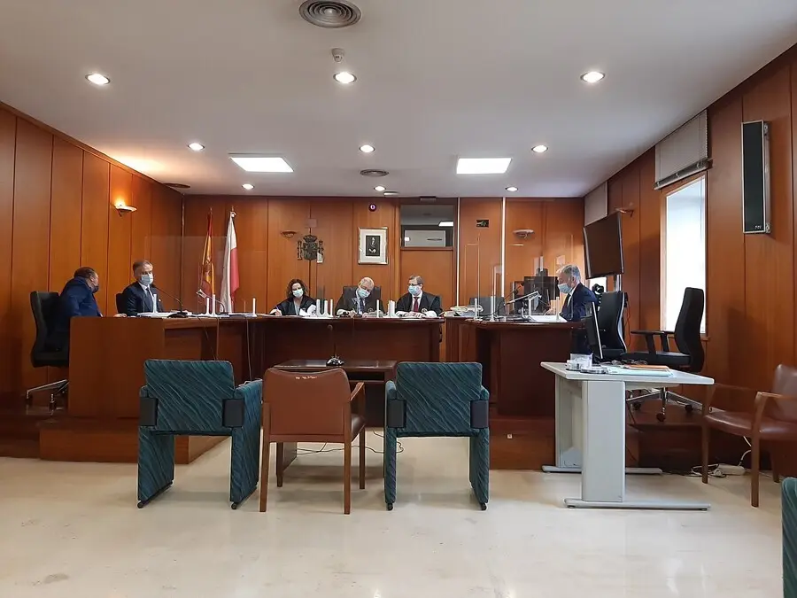 Archivo - Secci&oacute;n Tercera Audiencia Provincial. Jucio a un polic&iacute;a local de Santander acusado de falsificar un documento para evitar una multa