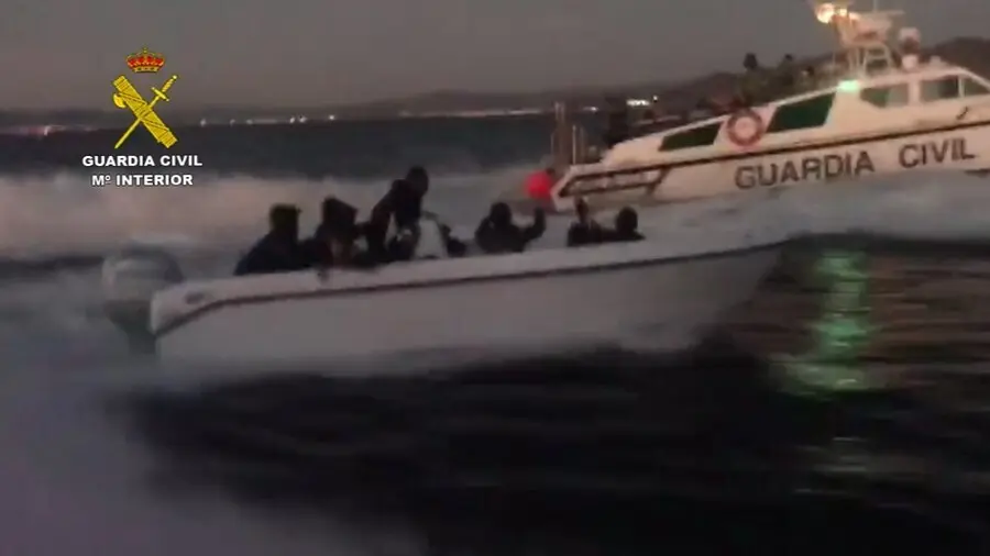 Intervenci&oacute;n de la Guardia Civil para interceptar una patera en Almer&iacute;a de la que fue detenido su patr&oacute;n