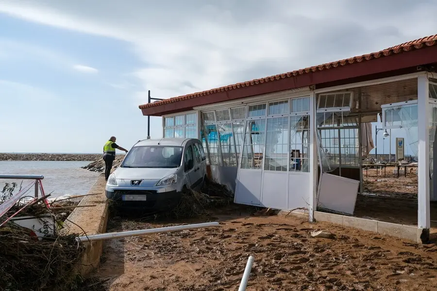 Un coche y una terraza destrozados tras el paso de la tormenta de este mi&eacute;rcoles en el municipio de Alcanar, a 2 de septiembre de 2021, en Tarragona, Catalu&ntilde;a (Espa&ntilde;a). 