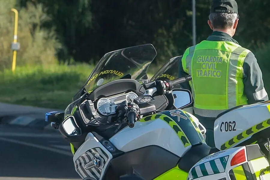 Archivo - Un agente de la Guardia Civil de Tr&aacute;fico con su moto durante la campa&ntilde;a de la DGT.
