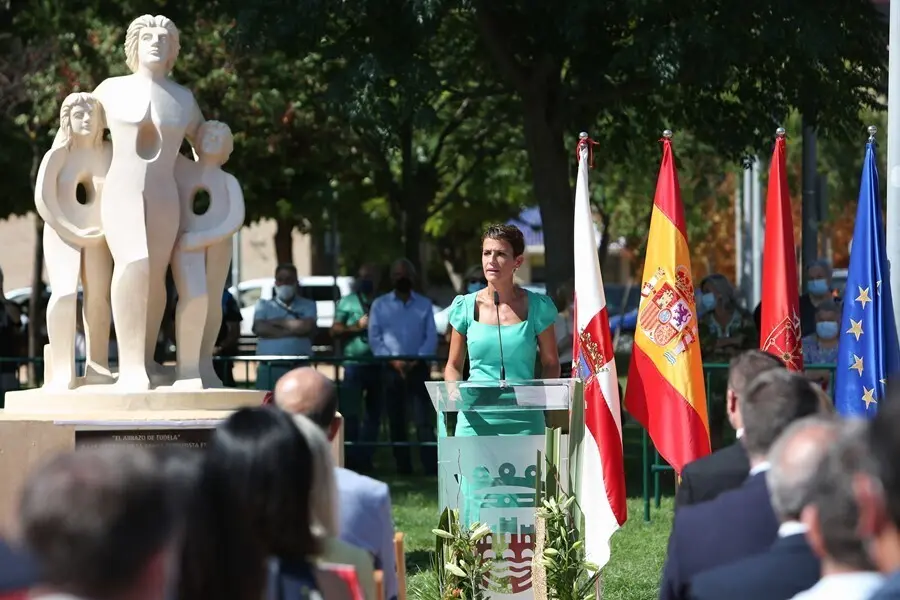 La presidenta del Gobierno de Navarra, Mar&iacute;a Chivite, en el acto de inauguraci&oacute;n de la escultura en recuerdo a las v&iacute;ctimas de ETA erigida en Tudela