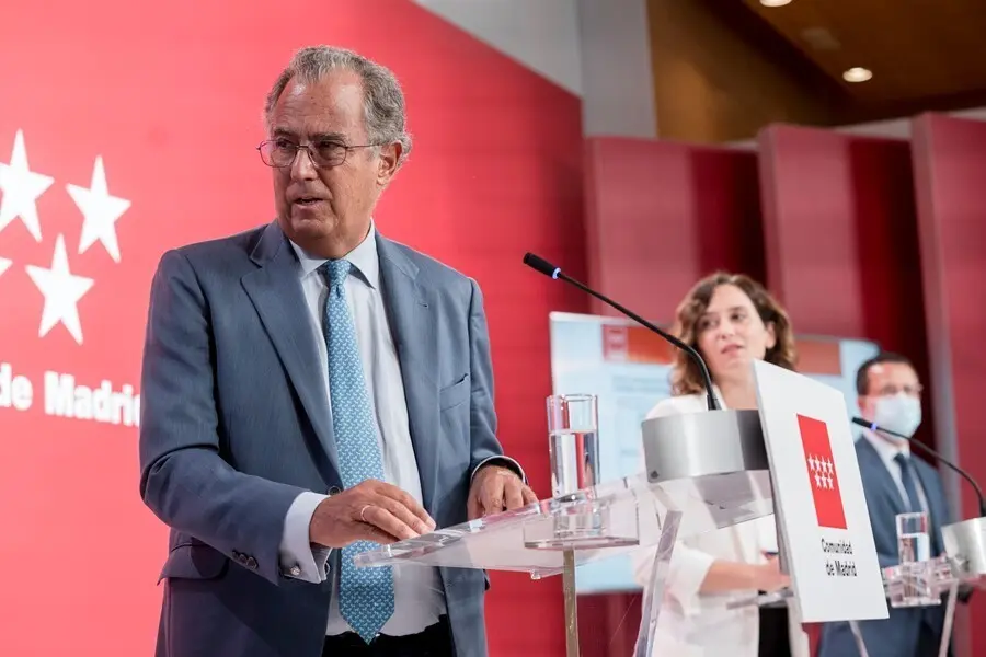 El consejero de Educaci&oacute;n, Universidades, Ciencia y portavoz de la Comunidad de Madrid, Enrique Ossorio y la presidenta de la Comunidad de Madrid, Isabel D&iacute;az Ayuso, durante una rueda de prensa posterior a la reuni&oacute;n del Consejo de Gobierno