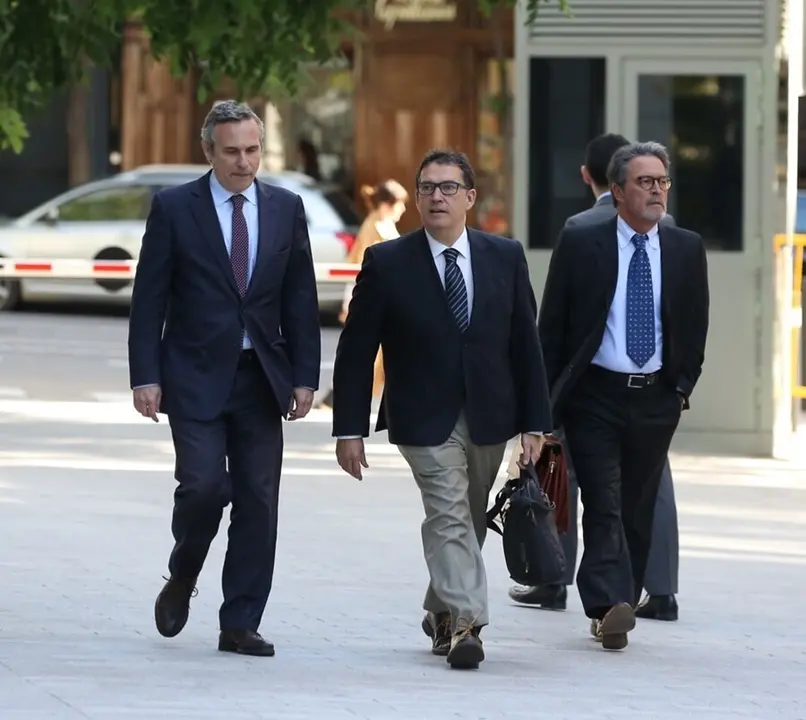 Archivo - El director de la Oficina de Carles Puigdemont, Josep Llu&iacute;s Alay (primero por la izquierda), que fue detenido en Alemania cuando acompa&ntilde;aba a Puigdemont, llegando a la Audiencia Nacional.