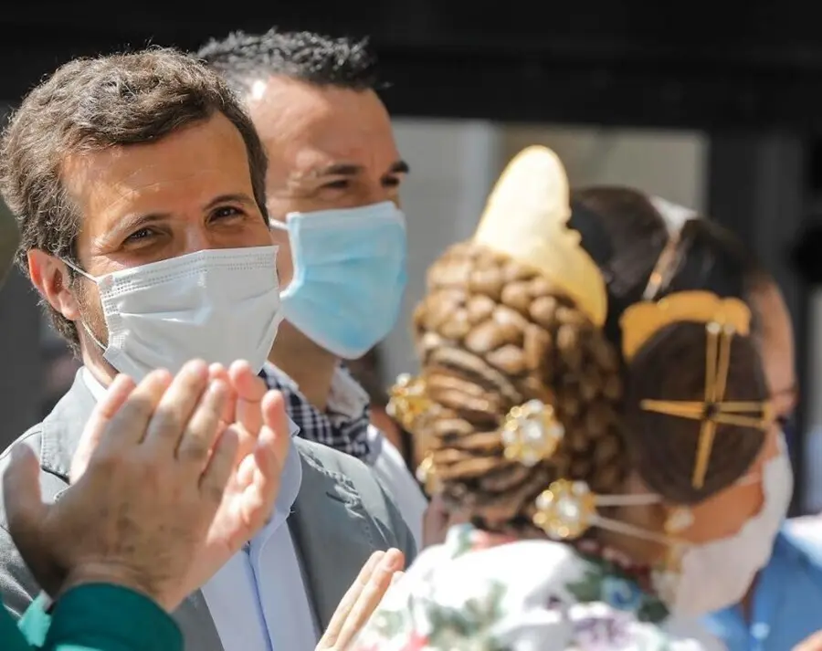 El presidente del PP, Pablo Casado, en las fallas de Val&egrave;ncia.