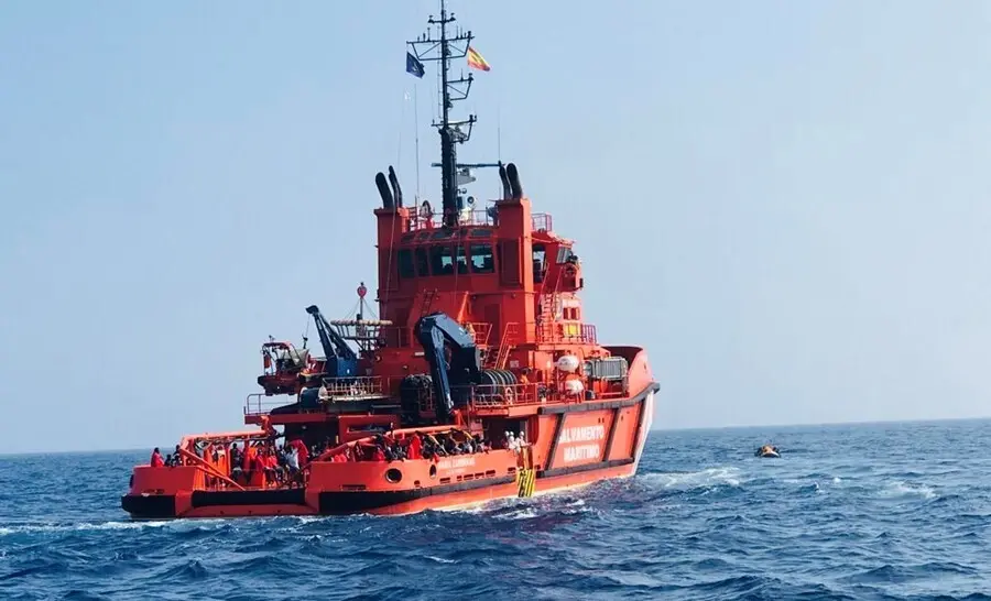 Archivo - Salvamento Mar&iacute;timo acude al rescate de una patera (Foto de archivo).
