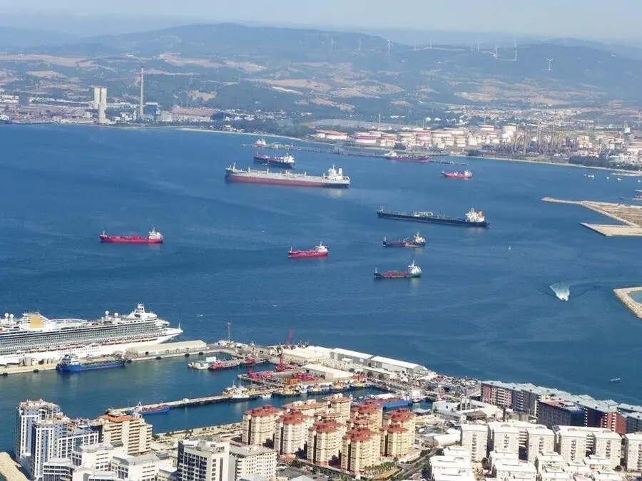 Buques en las playas de la Bah&iacute;a de Algeciras (C&aacute;diz)