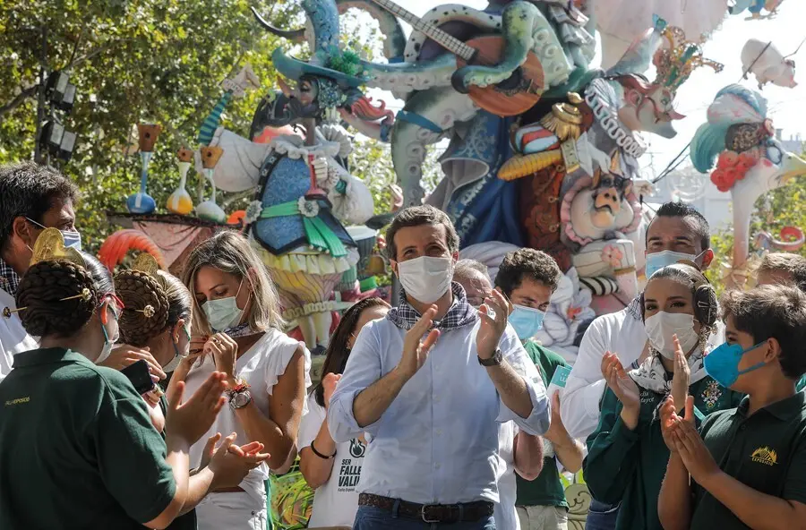 El presidente del PP, Pablo Casado, durante su visita a la Falla Exposici&oacute;-Misser Masc&oacute;.