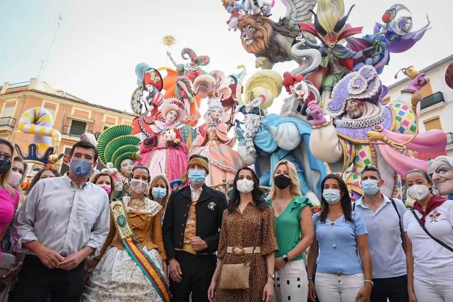 La presidenta de Ciudadanos, In&eacute;s Arrimadas (centro), durante una visita la falla de Convento Jerusal&eacute;n, primer premio secci&oacute;n especial de las Fallas 2021.