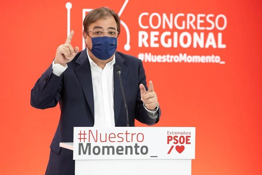 Imagen de archivo del l&iacute;der del PSOE en Extremadura, Guillermo Fern&aacute;ndez Vara, en rueda de prensa