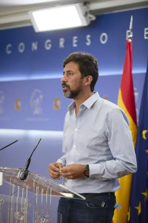 El diputado de Galicia en Com&uacute;n-Unidas Podemos por A Coru&ntilde;a, Ant&oacute;n G&oacute;mez-Reino, en una rueda de prensa, durante la reuni&oacute;n de la Diputaci&oacute;n Permanente en el Congreso de los Diputados, a 25 de agosto de 2021, en Madrid (Espa&ntilde;a).