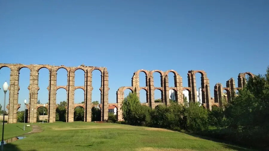 Archivo - Acueducto de Los Milagros de M&eacute;rida. Soleado, despejado