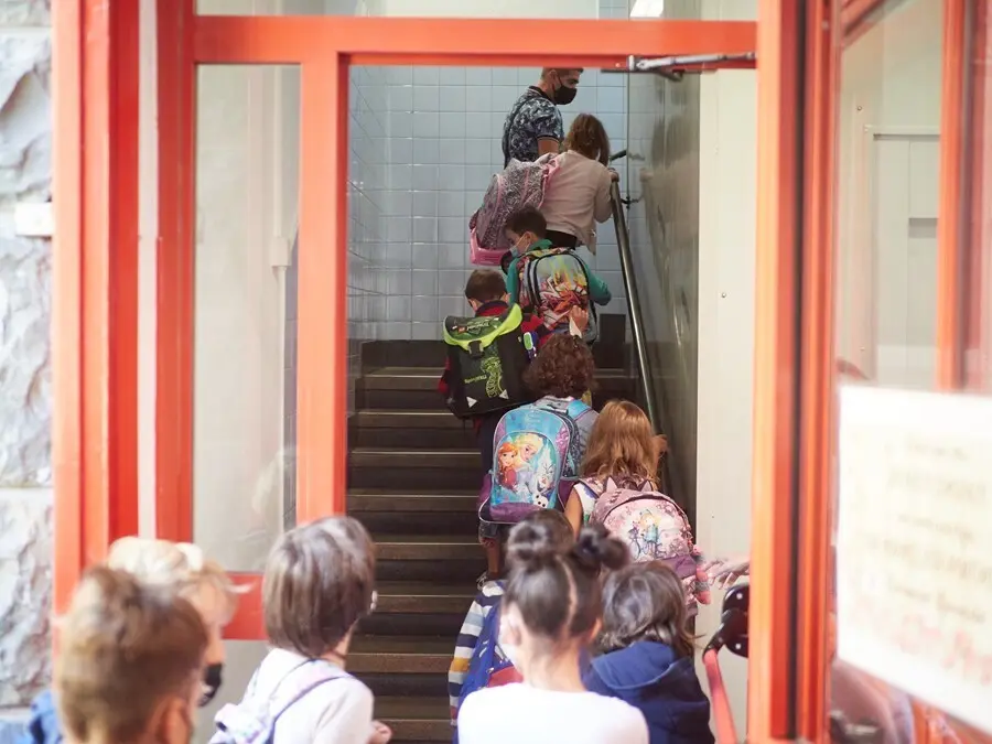 Archivo - 'Vuelta al cole' en el colegio p&uacute;blico V&iacute;ctor Pradera de Pamplona el pasado curso escolar