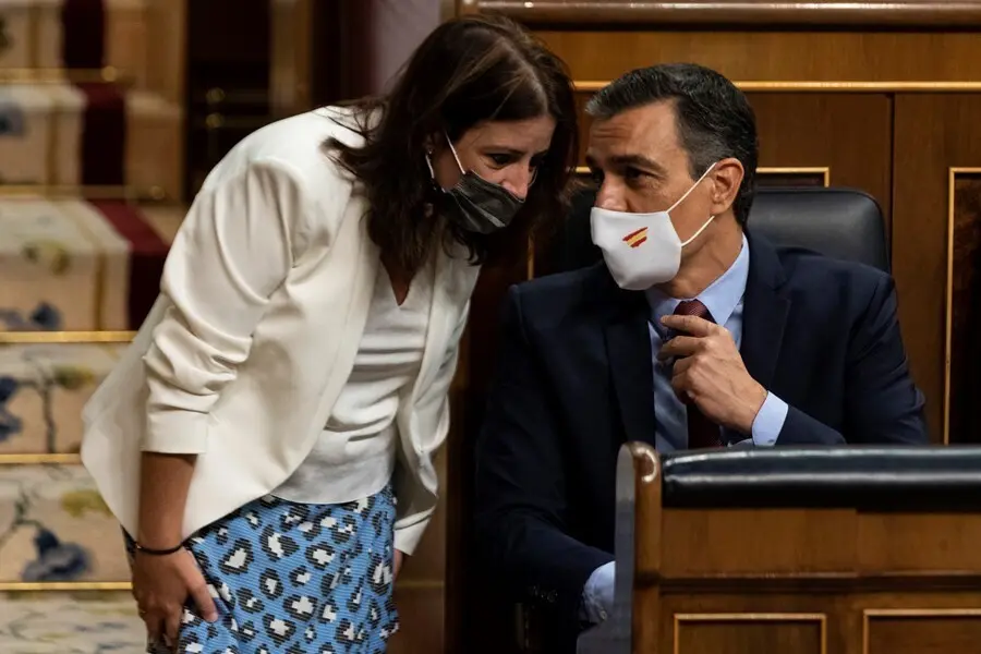 Archivo - El presidente del Gobierno, Pedro S&aacute;nchez, habla con la portavoz del PSOE en el Congreso, Adriana Lastra, en el Congreso, en Madrid (Espa&ntilde;a), a 29 de julio de 2020. S&aacute;n