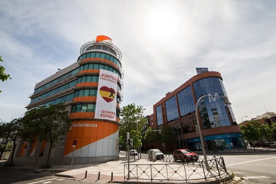 Archivo - Fachada de la sede de Ciudadanos en la calle Alcal&aacute; de Madrid.