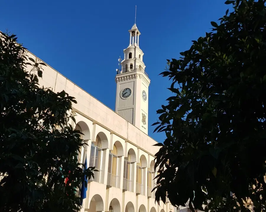Archivo - Torre del reloj en la Plaza Nueva de Lucena (C&oacute;rdoba).