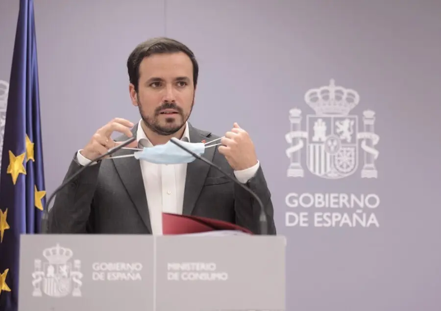 Archivo - El ministro de Consumo, Alberto Garz&oacute;n, en una rueda de prensa el 22 de julio de 2021, en Madrid