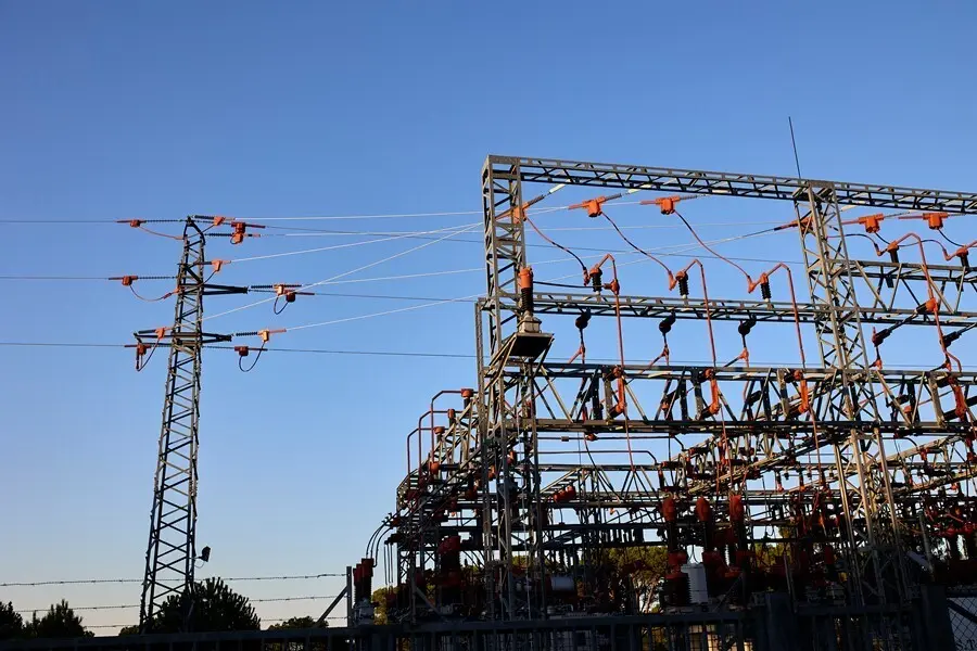 Una central el&eacute;ctrica, a 21 de agosto de 2021, en Madrid (Espa&ntilde;a). El precio medio diario de la electricidad en el mercado mayorista caer&aacute; este domingo un 8,74%, por lo que desciende por segunda jornada consecutiva, aunque se mantendr&aacute; por encima de los 1
