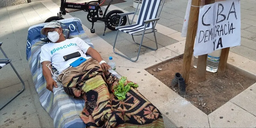 El expreso pol&iacute;tico cubano N&eacute;stor Rodr&iacute;guez, seis d&iacute;as de huelga de hambre frente a la Delegaci&oacute;n del Gobierno en Palma en protesta contra la "complicidad de Espa&ntilde;a con el r&eacute;gimen de Cuba".