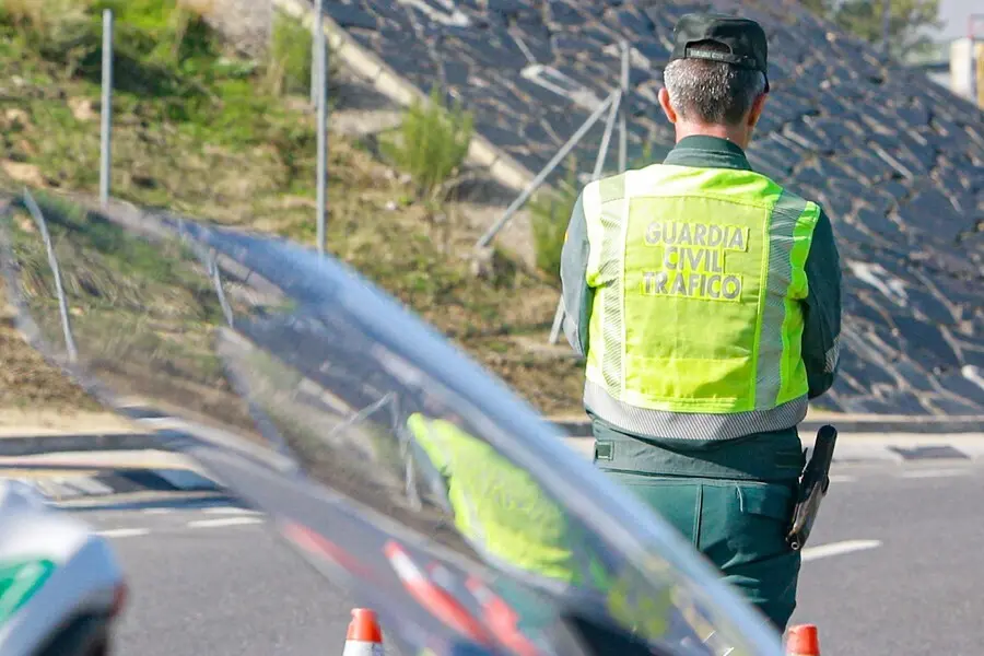 Archivo - Un agente de la  Guardia Civil de Tr&aacute;fico (archivo)