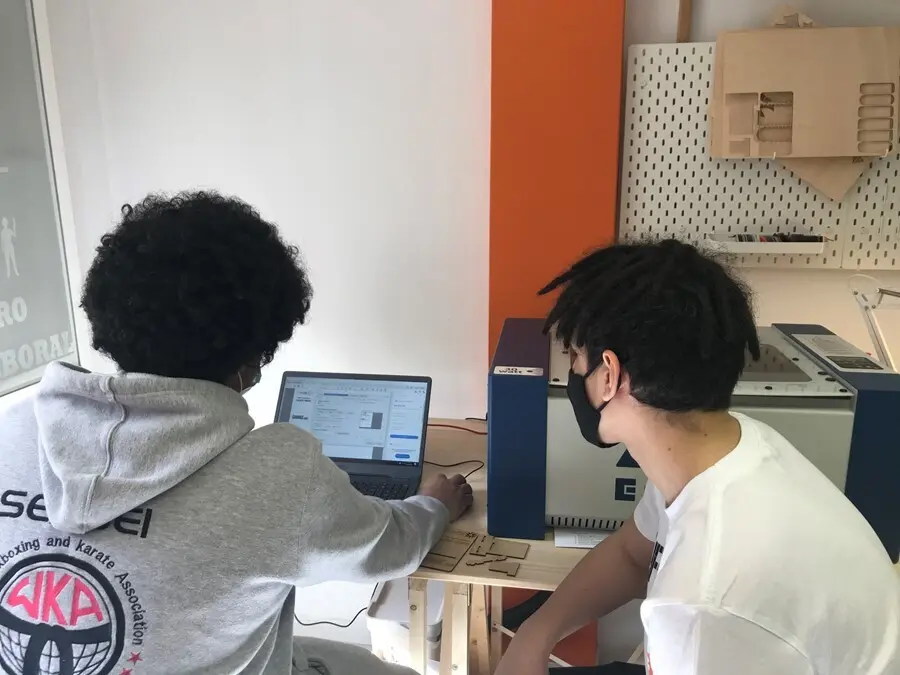 Archivo - J&oacute;venes estudiantes, ordenador, formaci&oacute;n