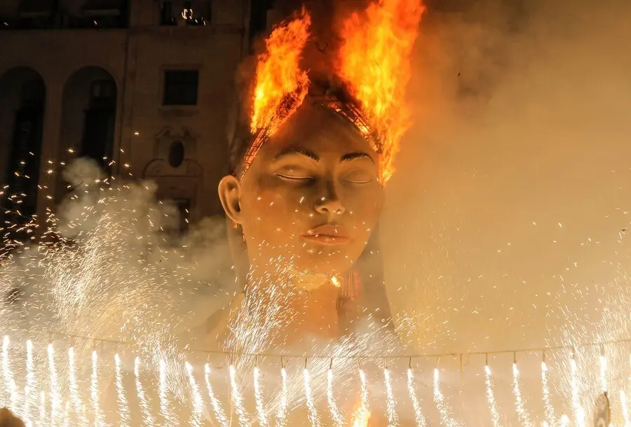 El fuego reduce a cenizas la Meditadora