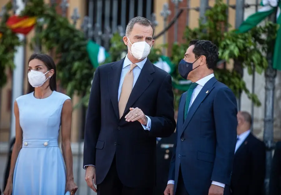 Archivo - Los Reyes Felipe y Letizia, junto a el presidente de la Junta de Andaluc&iacute;a, Juanma Moreno (1d), en la explanada del Palacio de San Telmo antes del acto de la  entrega de la Medalla de Honor de Andaluc&iacute;a al Rey Felipe VI a 14 de junio del 2021, e