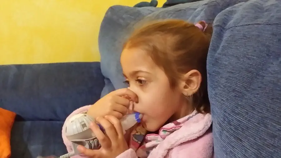 Archivo - Ni&ntilde;a con fibrosis