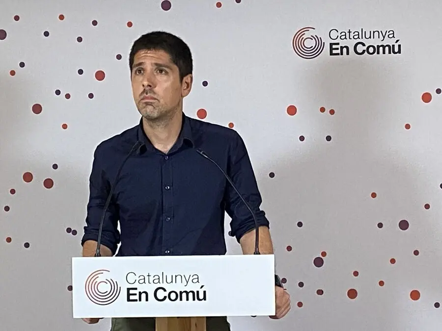 El portavoz de los comuns en el Parlament, David Cid, en rueda de prensa telem&aacute;tica