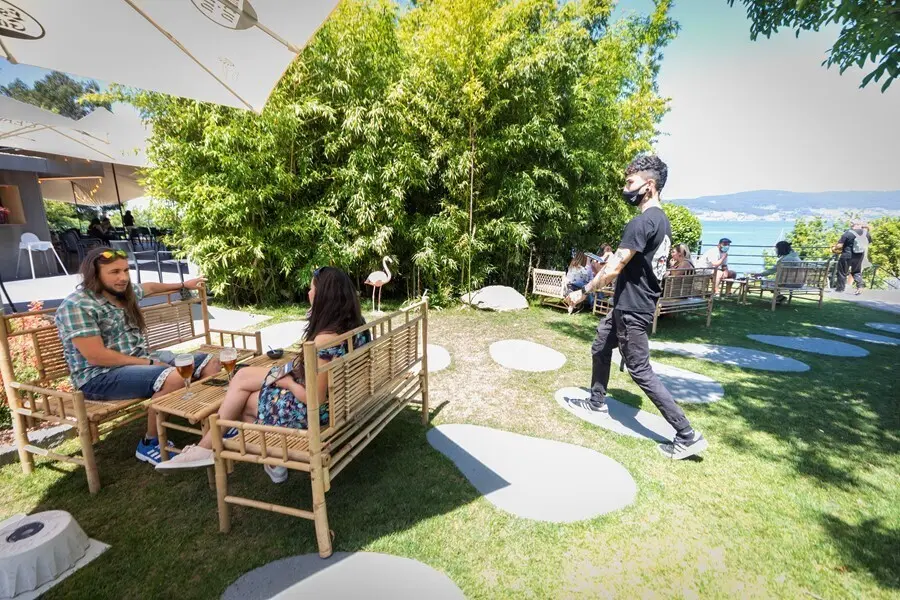 Archivo - Varias personas en la terraza del bar 'Los 3 Monos Aguete', en el municipio de Mar&iacute;n, en, Pontevedra, Galicia, (Espa&ntilde;a).
