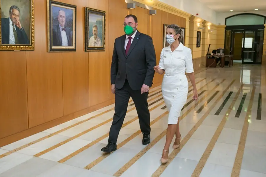 La vicepresidenta segunda y ministra de Trabajo y Econom&iacute;a Social, Yolanda D&iacute;az, a su llegada junto al presidente de Asturias, Adri&aacute;n Barb&oacute;n Rodr&iacute;guez, en la sede del Principado en Oviedo, a 6 de septiembre de 2021, en Oviedo, Asturias, (Espa&ntilde;a). 