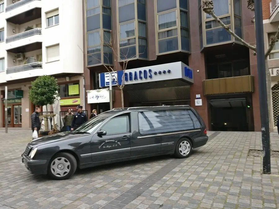 Archivo - El coche de la funeraria sale con el cad&aacute;ver de la ni&ntilde;a de cinco a&ntilde;os aparecida muerta en el hotel Los Bracos de Logro&ntilde;o